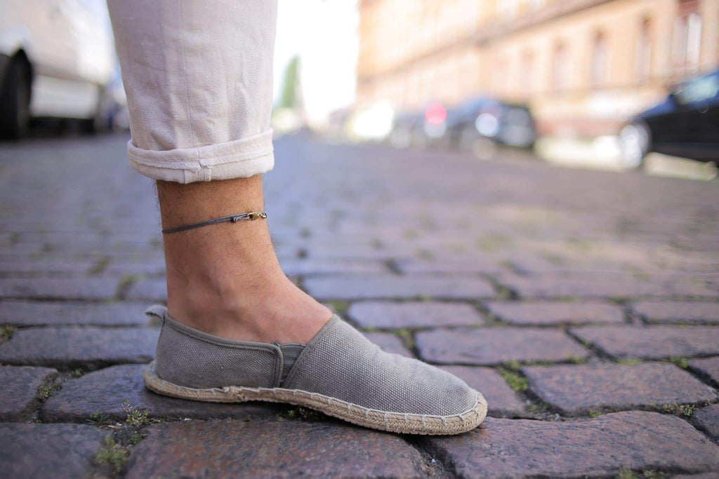 Cord anklet with clasp - Grey with golden clasp